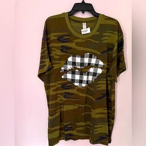 Fun Camo and Lip print tee, size XL, NWT